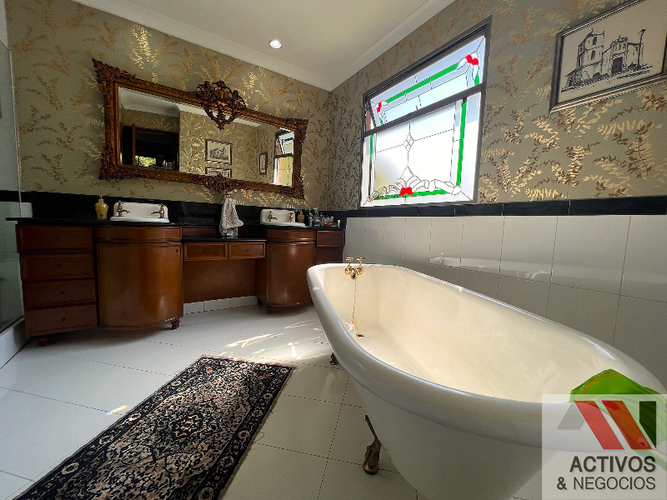 Casa de 4 alcobas en venta en Los Naranjos, Medellín, 1000 m² · foto 13 de 24