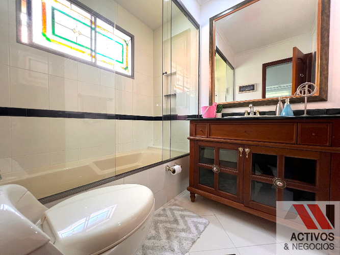 Casa de 4 alcobas en venta en Los Naranjos, Medellín, 1000 m² · foto 16 de 24