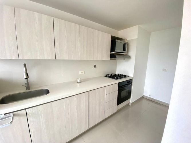 Apartamento de 3 alcobas en venta en Loma De Las Brujas, Envigado, 73 m² · foto 4 de 6