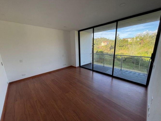 Casa de 5 alcobas en venta en Loma Del Escobero, Envigado, 260 m² · foto 4 de 18