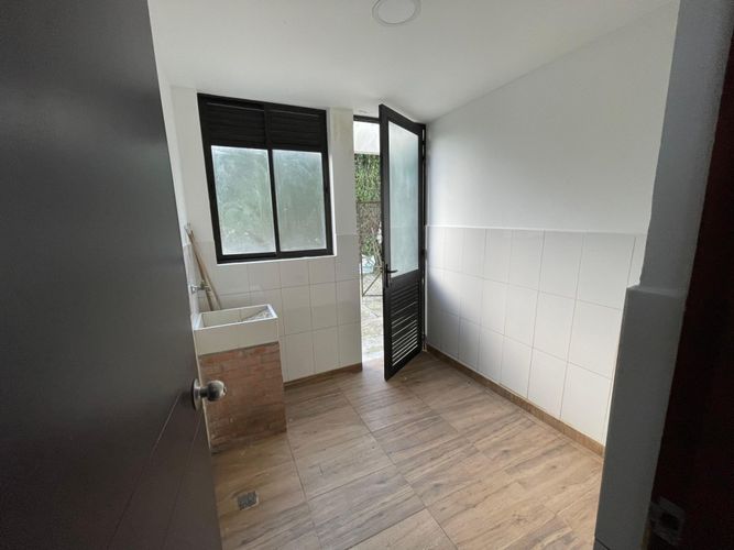 Casa de 5 alcobas en venta en Loma Del Escobero, Envigado, 260 m² · foto 12 de 18