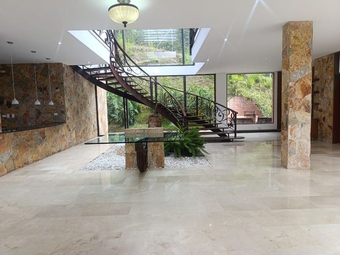 Casa de 4 alcobas en arriendo en El Tesoro, Medellín, 400 m² · foto 2 de 20