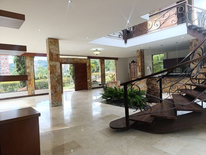 Casa de 4 alcobas en arriendo en El Tesoro, Medellín, 400 m² · foto 3 de 20