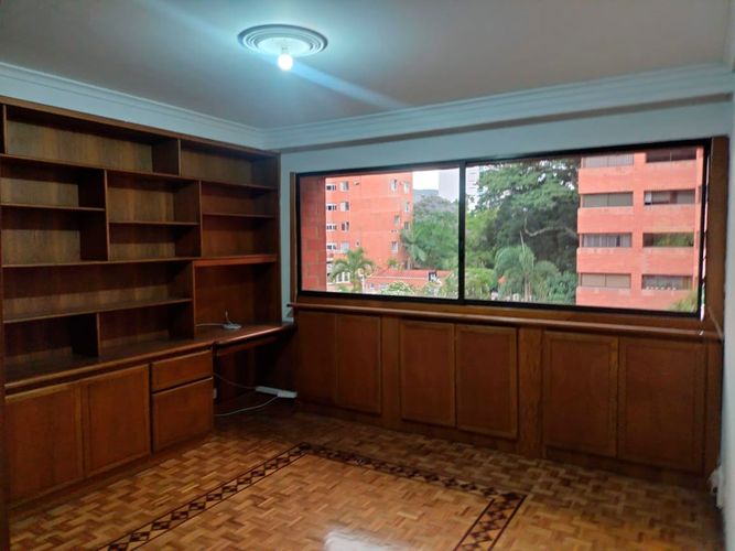 Apartamento de 3 alcobas en venta en El Poblado, Medellín, 225 m² · foto 3 de 17