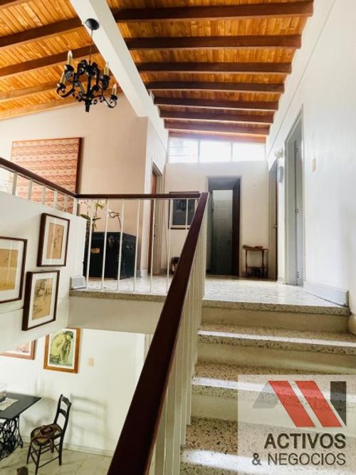 Casa de 4 alcobas en venta en La Castellana, Medellín, 301 m² · foto 2 de 24