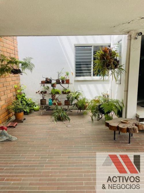 Casa de 4 alcobas en venta en La Castellana, Medellín, 301 m² · foto 4 de 24