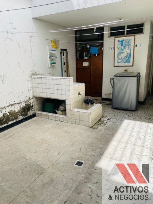 Casa de 4 alcobas en venta en La Castellana, Medellín, 301 m² · foto 11 de 24