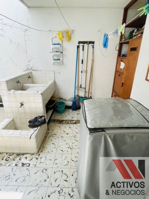 Casa de 4 alcobas en venta en La Castellana, Medellín, 301 m² · foto 12 de 24