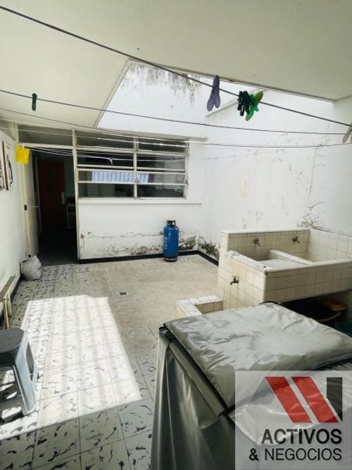 Casa de 4 alcobas en venta en La Castellana, Medellín, 301 m² · foto 13 de 24