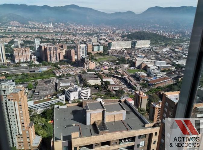 Apartamento de 2 alcobas en arriendo en El Diamante No. 2, Medellín, 98 m² · foto 2 de 9