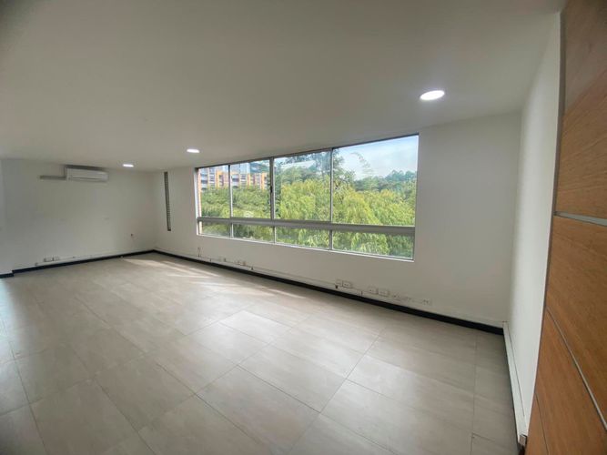 Oficina en arriendo en El Poblado, Medellín, 47 m² · foto 2 de 16