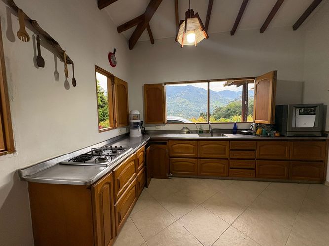 Casa de 4 alcobas en venta en Simon Bolivar Sb (Centro), Copacabana, 230 m² · foto 4 de 24