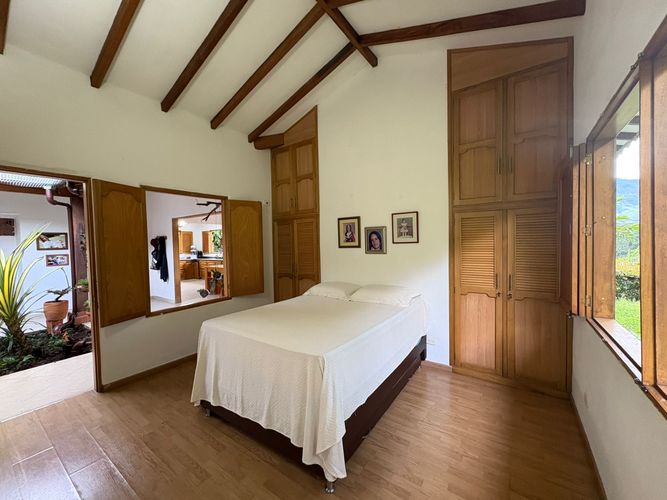 Casa de 4 alcobas en venta en Simon Bolivar Sb (Centro), Copacabana, 230 m² · foto 14 de 24