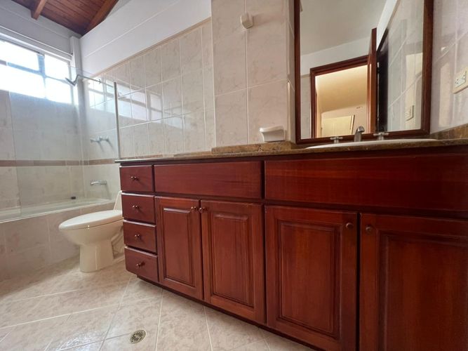 Casa de 3 alcobas en venta en Loma Benedictinos, Envigado, 186 m² · foto 18 de 19
