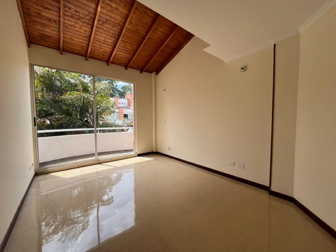 Casa de 3 alcobas en venta en Loma Benedictinos, Envigado, 186 m² · foto 10 de 19