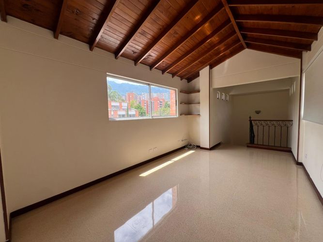 Casa de 3 alcobas en venta en Loma Benedictinos, Envigado, 186 m² · foto 12 de 19