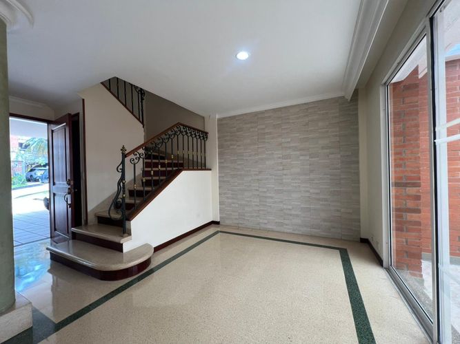 Casa de 3 alcobas en venta en Loma Benedictinos, Envigado, 186 m² · foto 3 de 19