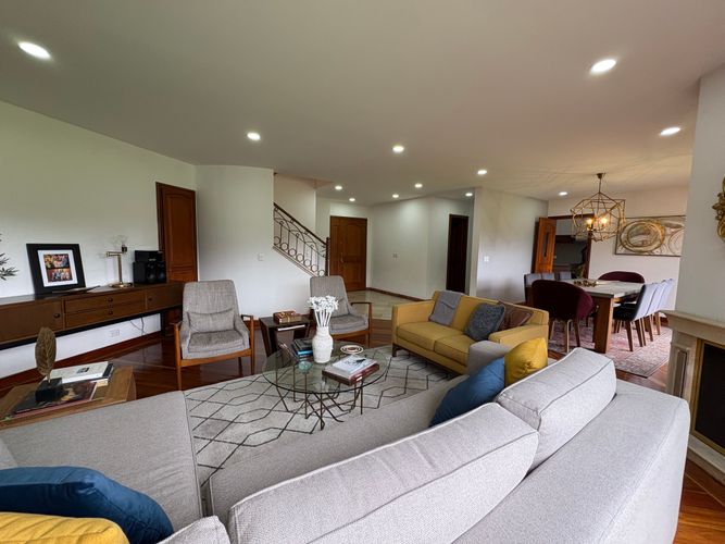Apartaestudio en venta en La Calleja, Bogotá, 220 m² · foto 2 de 23