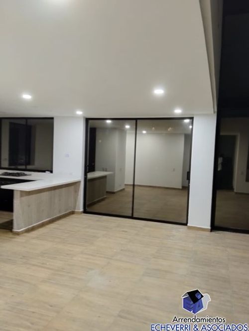 Casa de 4 alcobas en venta en Loma Del Escobero, Envigado, 260 m² · foto 4 de 12