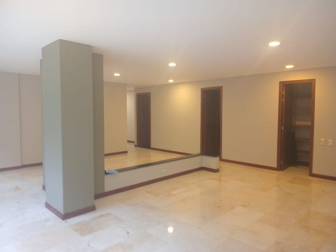 Apartamento de 3 alcobas en arriendo en El Poblado, Medellín, 200 m² · foto 2 de 18