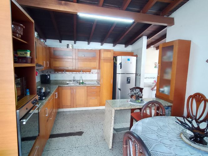 Casa de 5 alcobas en venta en Los Angeles, Medellín, 159 m² · foto 10 de 24