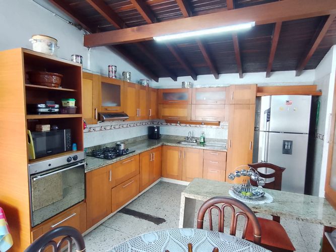 Casa de 5 alcobas en venta en Los Angeles, Medellín, 159 m² · foto 12 de 24