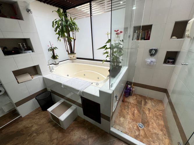 Apartamento de 3 alcobas en venta en Chicó Alto, Bogotá, 230 m² · foto 11 de 18
