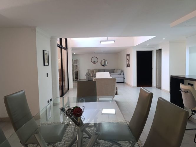 Casa de 4 alcobas en arriendo en El Poblado, Medellín, 330 m² · foto 4 de 20