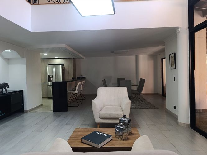 Casa de 4 alcobas en arriendo en El Poblado, Medellín, 330 m² · foto 2 de 20
