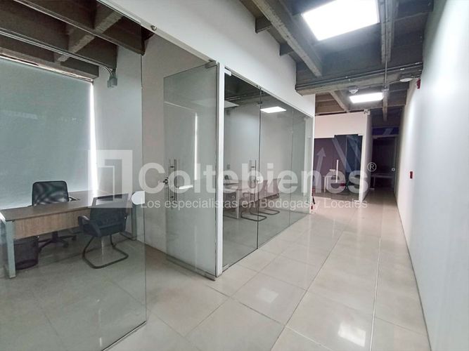 Oficina en arriendo en Camparola, Itagüí, 2629 m² · foto 3 de 20