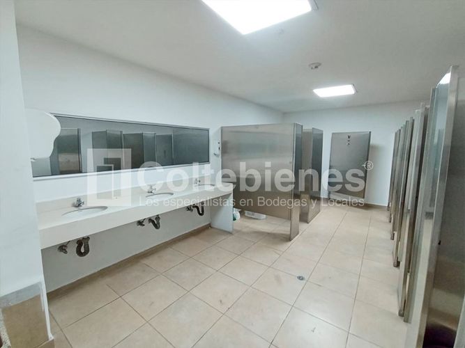 Oficina en arriendo en Camparola, Itagüí, 2629 m² · foto 9 de 20
