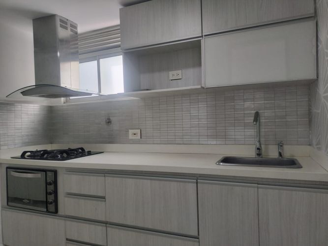 Apartamento de 3 alcobas en arriendo en El Poblado, Medellín, 77 m² · foto 3 de 16