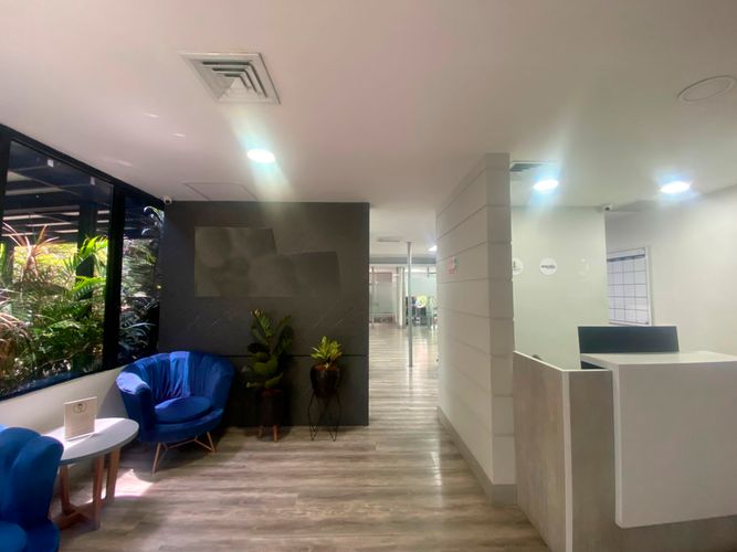 Oficina en arriendo en El Poblado, Medellín, 160 m² · foto 2 de 7