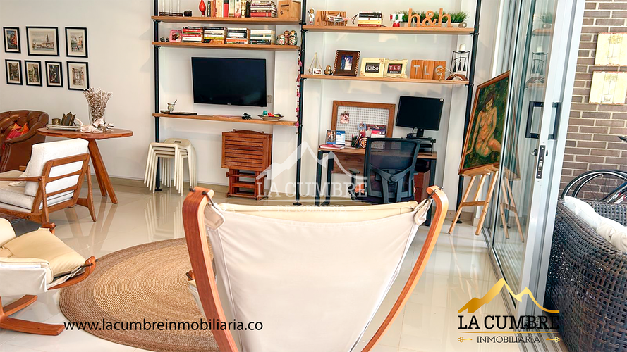 Casa de 3 alcobas en venta en Loma El Atravesado, Envigado, 208 m² · foto 2 de 16
