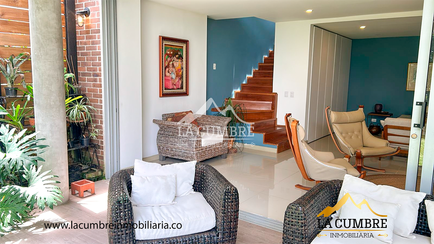 Casa de 3 alcobas en venta en Loma El Atravesado, Envigado, 208 m² · foto 3 de 16