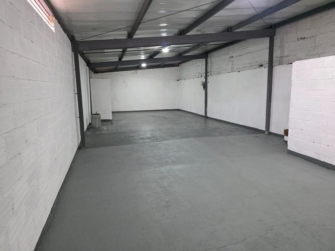 Bodega en arriendo en Cristo Rey, Medellín, 170 m² · foto 2 de 7