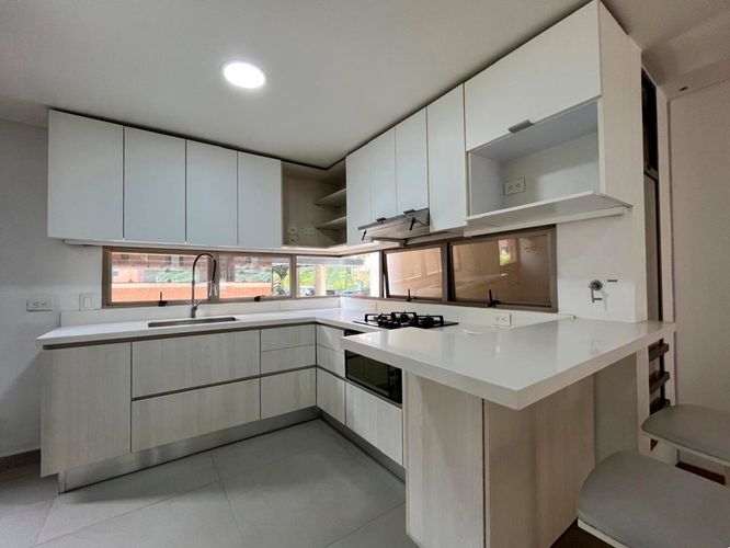 Apartamento de 2 alcobas en arriendo en El Poblado, Medellín, 123 m² · foto 5 de 20