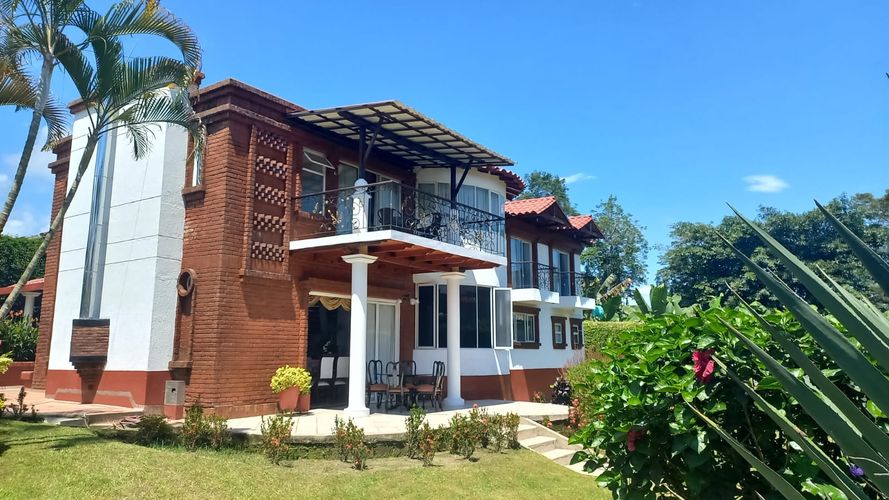 Casa de 6 alcobas en venta en Vía El Caimo, Armenia, 450 m² · foto 2 de 16