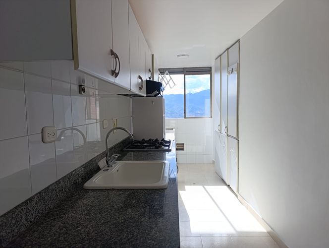 Apartamento de 2 alcobas en arriendo en El Poblado, Medellín, 87 m² · foto 6 de 14