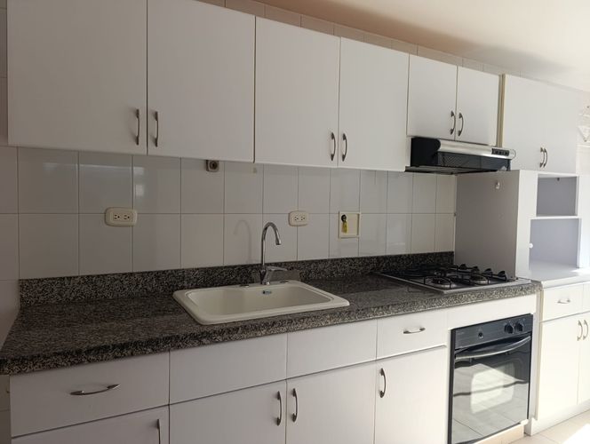 Apartamento de 2 alcobas en arriendo en El Poblado, Medellín, 87 m² · foto 4 de 14