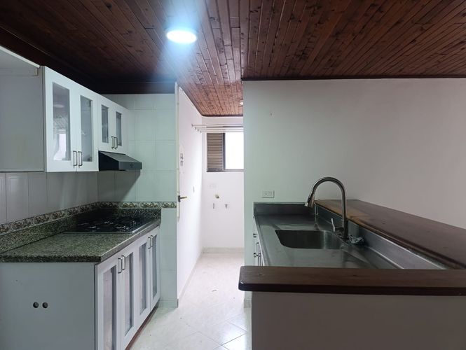 Apartamento de 2 alcobas en arriendo en Los Naranjos, Medellín, 75 m² · foto 4 de 15