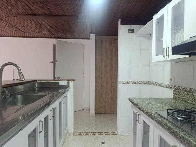 Apartamento de 2 alcobas en arriendo en Los Naranjos, Medellín, 75 m² · foto 8 de 15