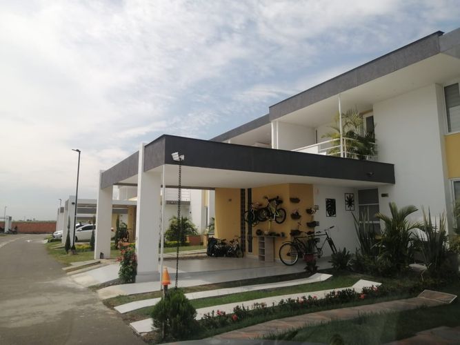 Casa de 3 alcobas en venta en El Castillo, Jamundí, 145 m² · foto 2 de 24