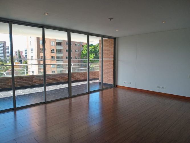 Apartamento de 2 alcobas en arriendo en El Poblado, Medellín, 175 m² · foto 2 de 20