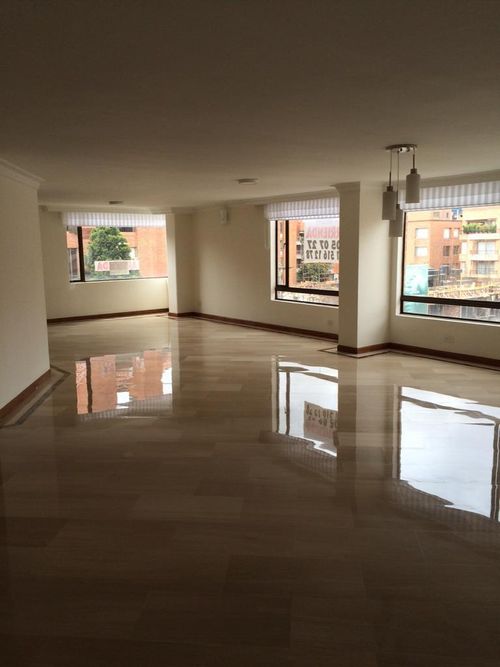 Apartamento de 3 alcobas en venta en Santa Barbara, Bogotá, 226 m² · foto 3 de 11