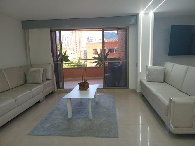 Apartamento de 3 alcobas en arriendo en El Castillo, Medellín, 157 m² · foto 2 de 20