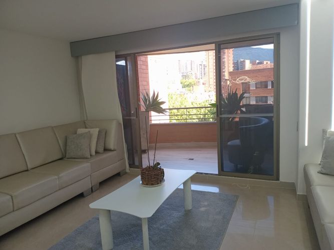 Apartamento de 3 alcobas en arriendo en El Castillo, Medellín, 157 m² · foto 3 de 20