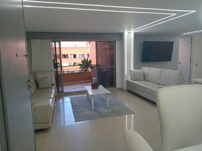 Apartamento de 3 alcobas en arriendo en El Castillo, Medellín, 157 m² · foto 4 de 20