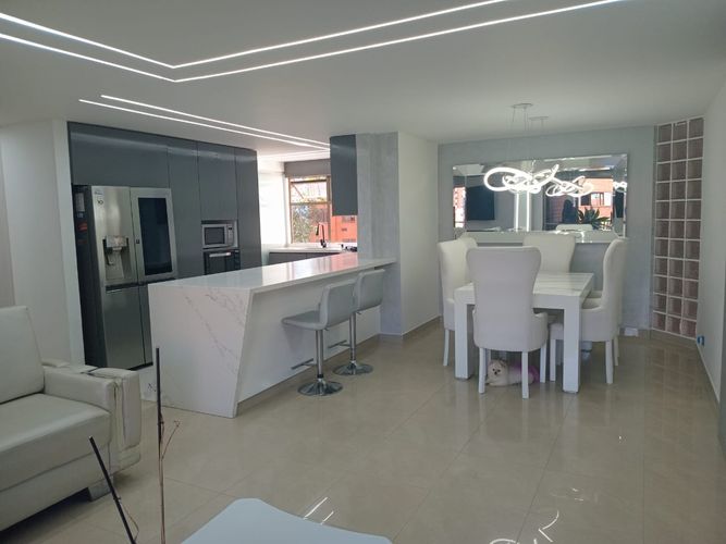 Apartamento de 3 alcobas en arriendo en El Castillo, Medellín, 157 m² · foto 5 de 20