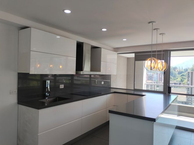 Apartamento en arriendo en El Poblado, Medellín, 86 m² · foto 3 de 16